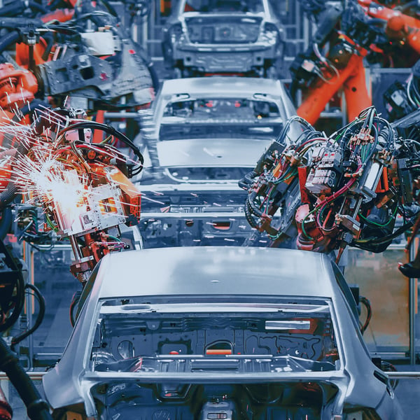 Línea de ensamblaje de automóviles moderna en la industria automotriz